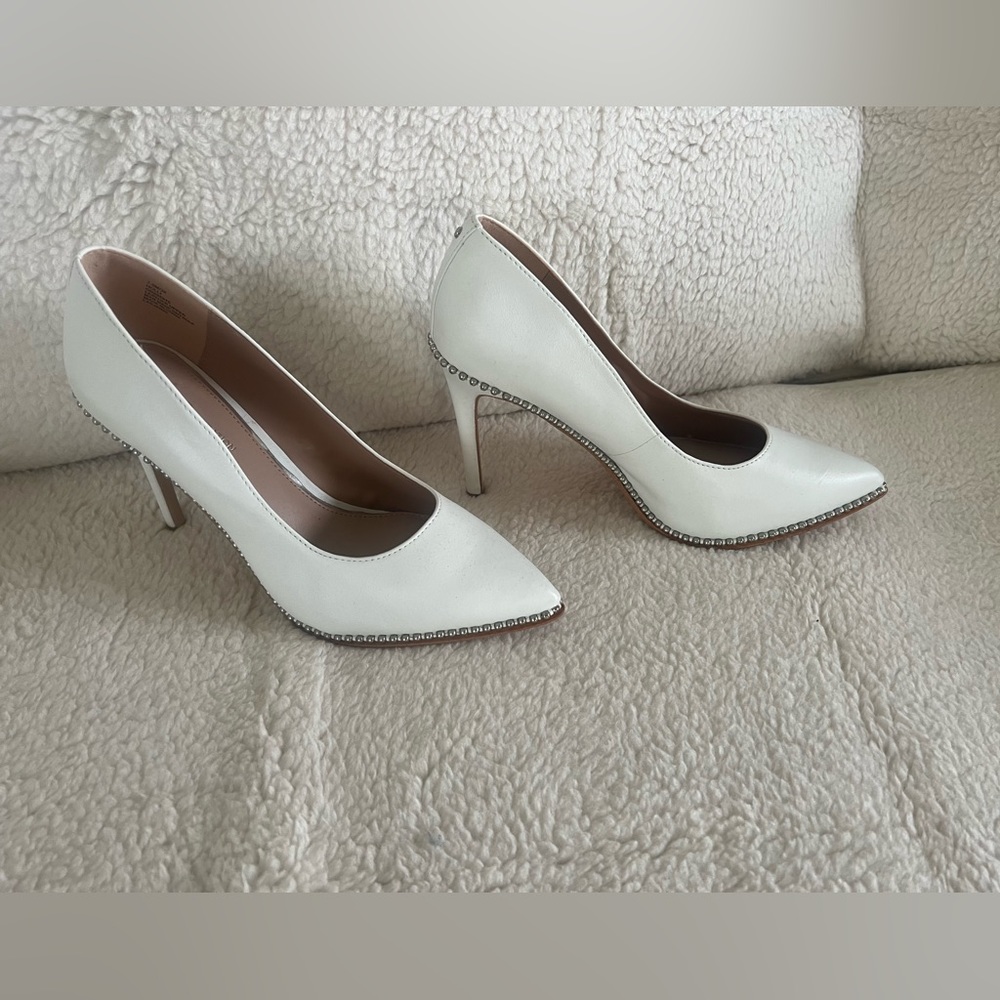 BCBG Off white pumps